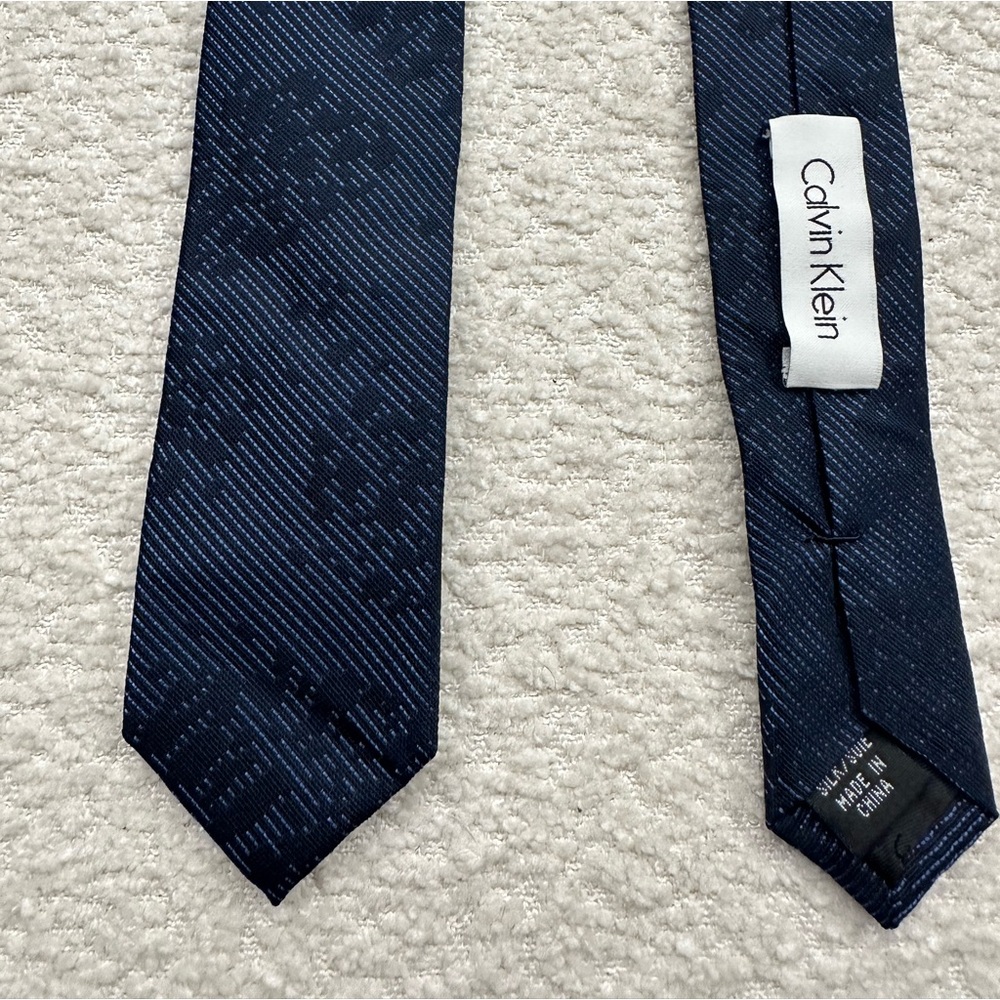 CALVIN KLEIN Dark Blue Skinny Necktie. NWOT